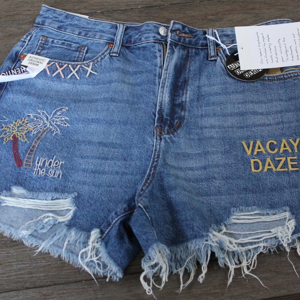 S.O.N.G. MOMS SHORTS EMBROIRDERED DISTRESSED JEAN SHORTS 11/30 NWT VACAY DAZE